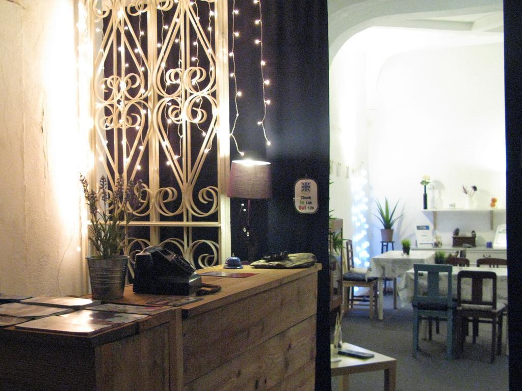 Hostal Johnie's Place & Suites